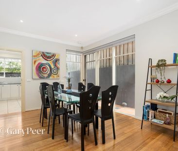 Spacious Townhouse in a parkside location - Photo 2