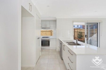 3 BED, A/C, MINUTES TO GATEWAY Large living space unit, gas cooktop, covered patio - Photo 2