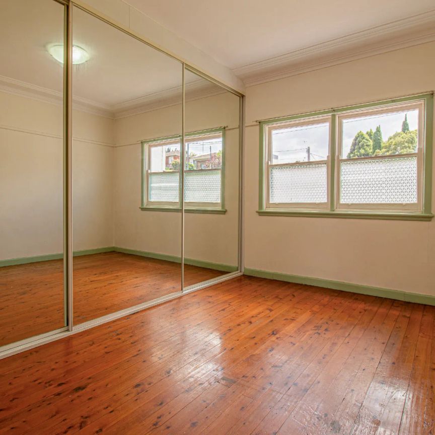 Spacious Three Bedroom House - Photo 1