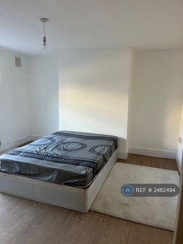 1 bedroom in a flat share to rent - Photo 2