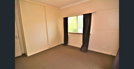 FAMILY HOME WITH GREAT GARAGING - Photo 3