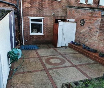 Room in a Shared House, Silchester Road, RG30 - Photo 1