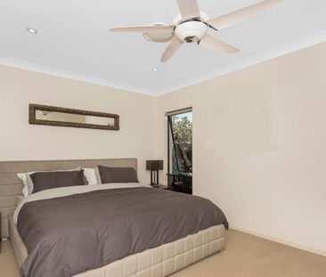 LARGE 4 BEDROOM FAMILY HOME WITH MEDIA ROOM, POOL AND SOLAR! - Photo 4