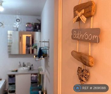1 bedroom in a flat share to rent - Photo 6