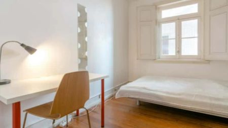 Room in a shared 7-bedroom apartment for rent in Lisbon, perfect for students - Photo 4