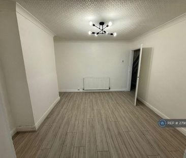 4 bedroom semi-detached house to rent - Photo 5