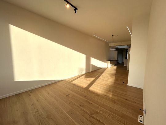 Volledig gerenoveerd duplex-appartement met 3 ruime slaapkamers te centrum Tielt! - Photo 1