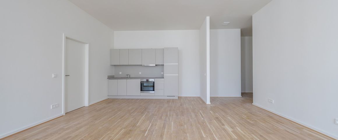 Lichtdurchflutetes Wohnambiente mit Loggia und moderner Einbauküche - Foto 1