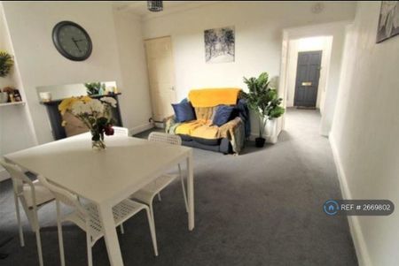 2 bedroom semi-detached house to rent - Photo 4