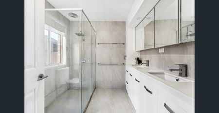 Spacious Three Bedroom Home with Pool & Alfresco! - Photo 3