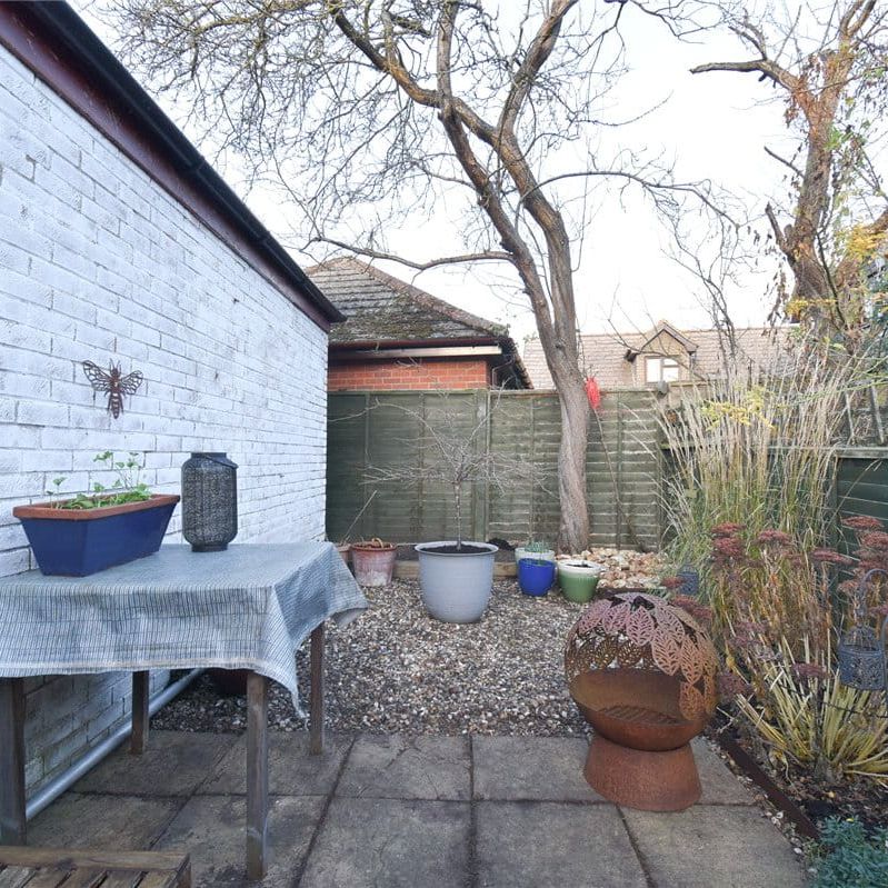 A well presented 2 bedroom terrace house situated in the popular Village of Stapleford offering excellent access to Cambridge, business parks and Railway Station. GCH. Local amenities close by. Part-Furnished. - Photo 1