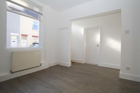 5 bedroom end of terrace house to rent - Photo 2