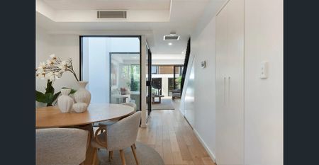 Stunning designer 4 bedroom townhouse with LUG - Photo 2