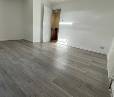 4 Bed Terraced House, Harrier Way, E6 - Photo 6