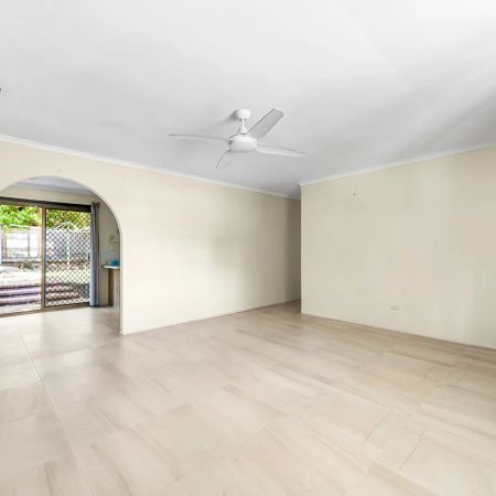 Sparkling Blue Swimming Pool - Located Near Everything! - Photo 2