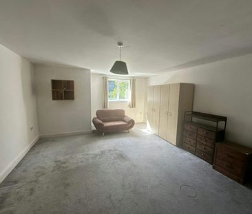 Flat to rent on - Photo 2