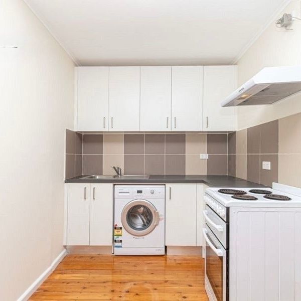 Modern two Bedroom Home with parking and air conditioning! - Photo 1