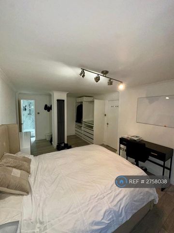 1 bedroom in a flat share to rent - Photo 2