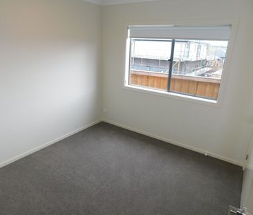 FOUR BEDROOM FAMILY HOME WITH LANDSCAPED GARDENS - Photo 5