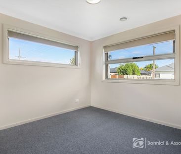 SPACIOUS, COMFORTABLE LIVING IN A PRIME WODONGA LOCATION - Photo 2