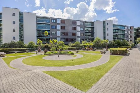 Stunning Fully Furnished Apartment in Viaduct Point - Photo 3