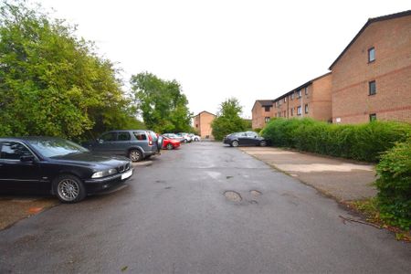 Steeple Close, Rochford - Photo 2