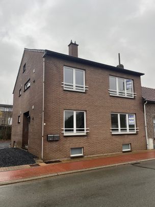 Gezellig en mooi gerenoveerd appartement met 2 slaapkamers en privé-garage op toplocatie in Dilsen-stokkem. - Photo 1