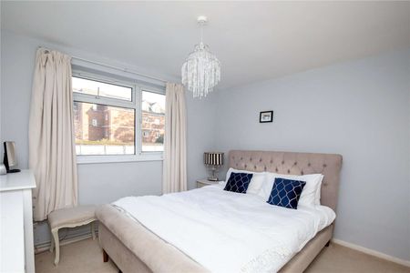 A spacious two bedroom raised ground floor flat with a balcony close to Wimbledon Village. - Photo 3