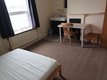 1 bedroom in a house share to rent - Photo 4