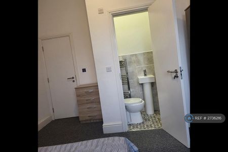 1 bedroom in a house share to rent - Photo 2