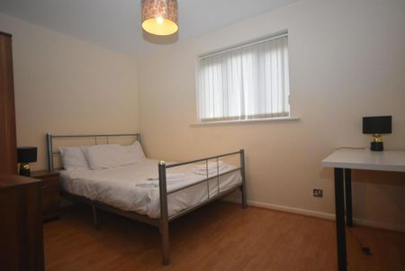 3 bedroom flat to rent - Photo 4