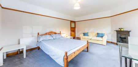 Stylish Contemporary 2-Bedroom Apartment in Exclusive Holybank Development - Photo 3