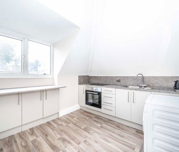 Bridge Road, KT8, London - Photo 2