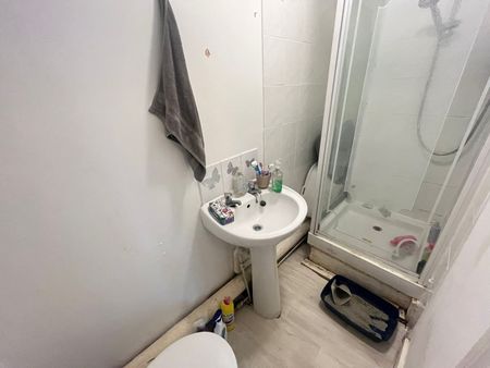 Studio Flat, Robinson Road, SW17 - Photo 2