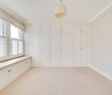 A beautifully refurbished and extended five bedroom period terraced... - Photo 1