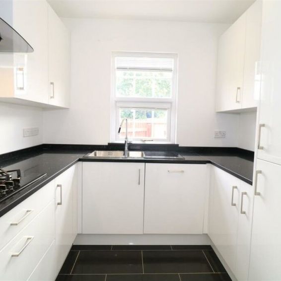 Frythe Close, Kenilworth-Near Kenilworth School Catchment. - - Photo 1