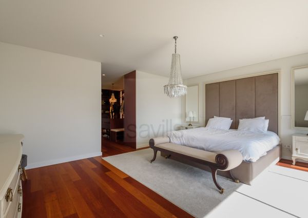 Moradia V5 em Senhora da Hora com jardim e piscina
