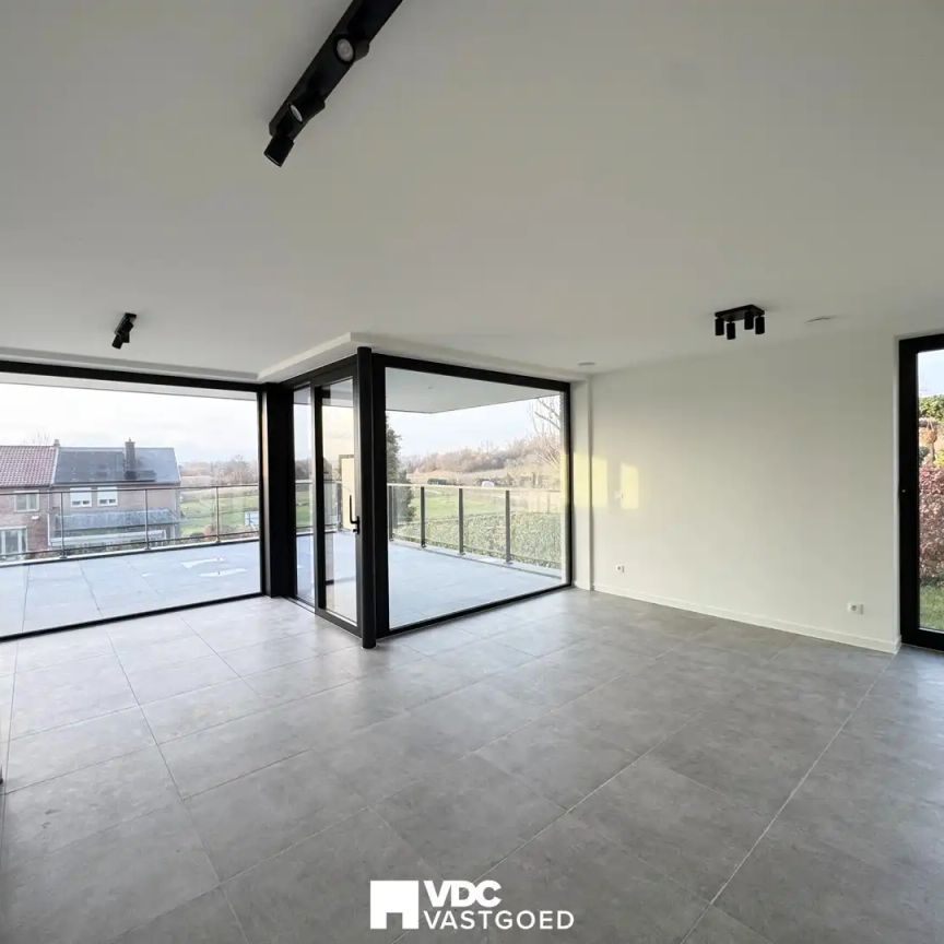 Energiezuinig nieuwbouwappartement met 2 slaapkamers, ruim terras en garage nabij centrum Tongeren - Photo 1