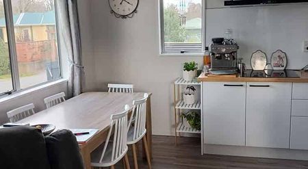 Cosy Refurbished Retreat Close to Town - Photo 3