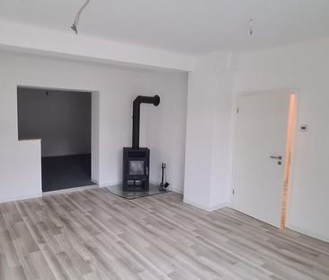 Helle Altbauwohnung in Lößnitz, mit Einbauküche + PKW Stellplatz - Photo 1