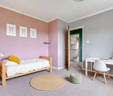 3 bedroom semi-detached bungalow to rent - Photo 4