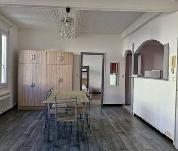 A LOUER T2 MEUBLE 1ER ETAGE PORT LA NOUVELLE - Photo 2