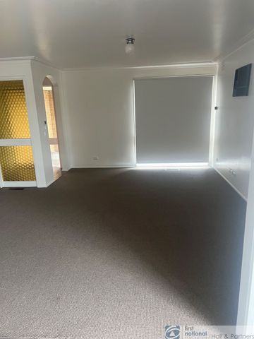 8 David Collins Drive, Endeavour Hills - Photo 3