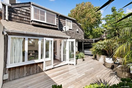 Sunny 3-Bedroom Townhouse - Photo 4