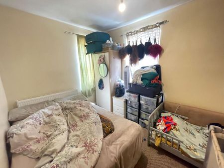 4 bedroom semi-detached house to rent - Photo 3
