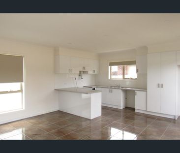 Beautifully Designed Townhouse - Photo 3