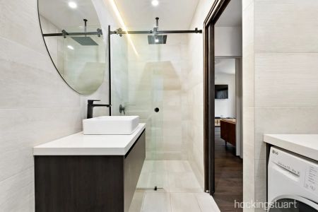 Stylish Renovated Apartment With A Decked Courtyard & Inbuilt BBQ - Photo 4