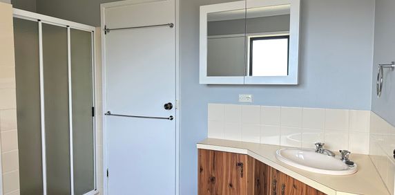 Refined Comfort and Effortless Convenience in the Heart of Lavington - Photo 2