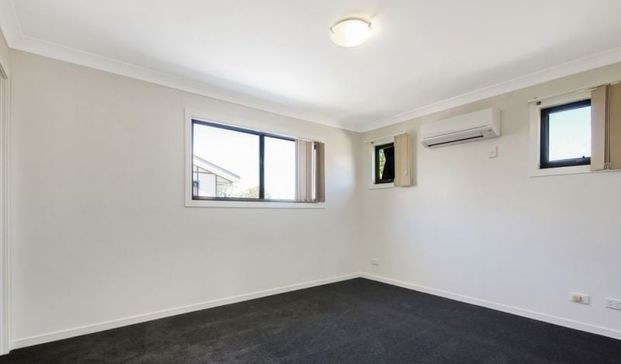 Spacious 3 Bedroom Townhouse In Prime Location - Photo 1