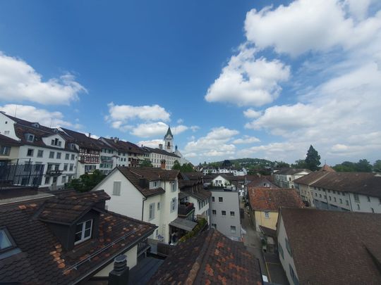 "Sanierte Wohnung mit grosser Dachterrasse in Altstadthaus" - Photo 1